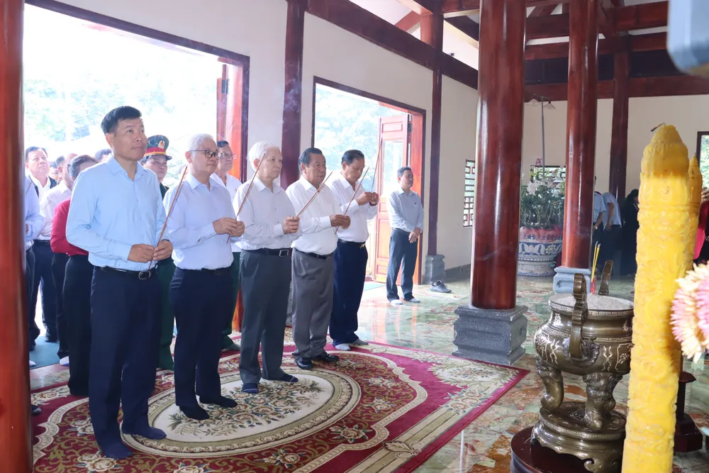 Nguyên Ủy viên Bộ Chính trị, nguyên Chủ tịch nước Nguyễn Minh Triết và các lãnh đạo thắp hương tưởng niệm Bác Hồ, các anh hùng dân tộc, các liệt sĩ tại căn cứ Tà Thiết