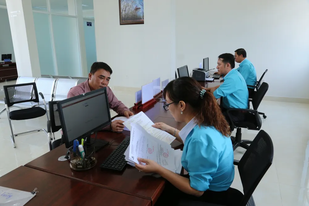 Người dân đến Trung tâm hành chính công tỉnh Bình Phước để giải quyết thủ tục hành chính Người dân đến Trung tâm hành chính công tỉnh Bình Phước để giải quyết thủ tục hành chính