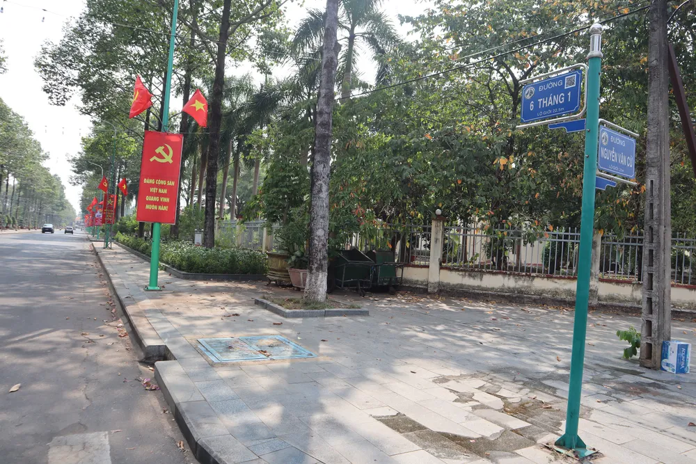 Tuyến đường 6 tháng 1 thuộc phường Tân Phú, TP Đồng Xoài trong khu trung tâm hành chính tỉnh Bình Phước sau khi được gắn mã QR Tuyến đường 6 tháng 1 thuộc phường Tân Phú, TP Đồng Xoài trong khu trung tâm hành chính tỉnh Bình Phước sau khi được gắn mã QR