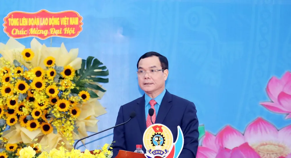 Chủ tịch Tổng LĐLĐ Việt Nam Nguyễn Đình Khang phát biểu tại đại hội Chủ tịch Tổng LĐLĐ Việt Nam Nguyễn Đình Khang phát biểu tại đại hội