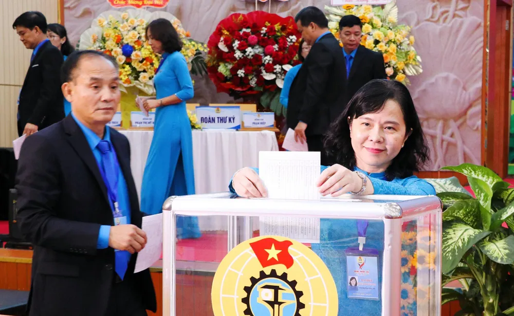 Các đại biểu tham gia bỏ phiếu bầu cử tại đại hội Các đại biểu tham gia bỏ phiếu bầu cử tại đại hội