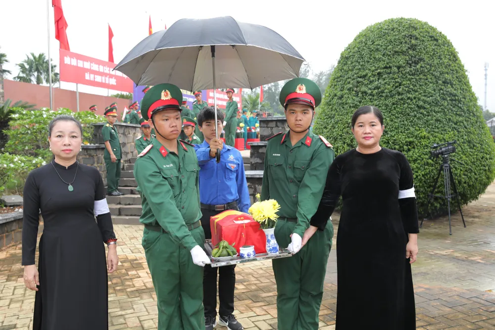 Lãnh đạo tỉnh Bình Phước di chuyển hài cốt liệt sĩ đến nơi an táng Lãnh đạo tỉnh Bình Phước di chuyển hài cốt liệt sĩ đến nơi an táng