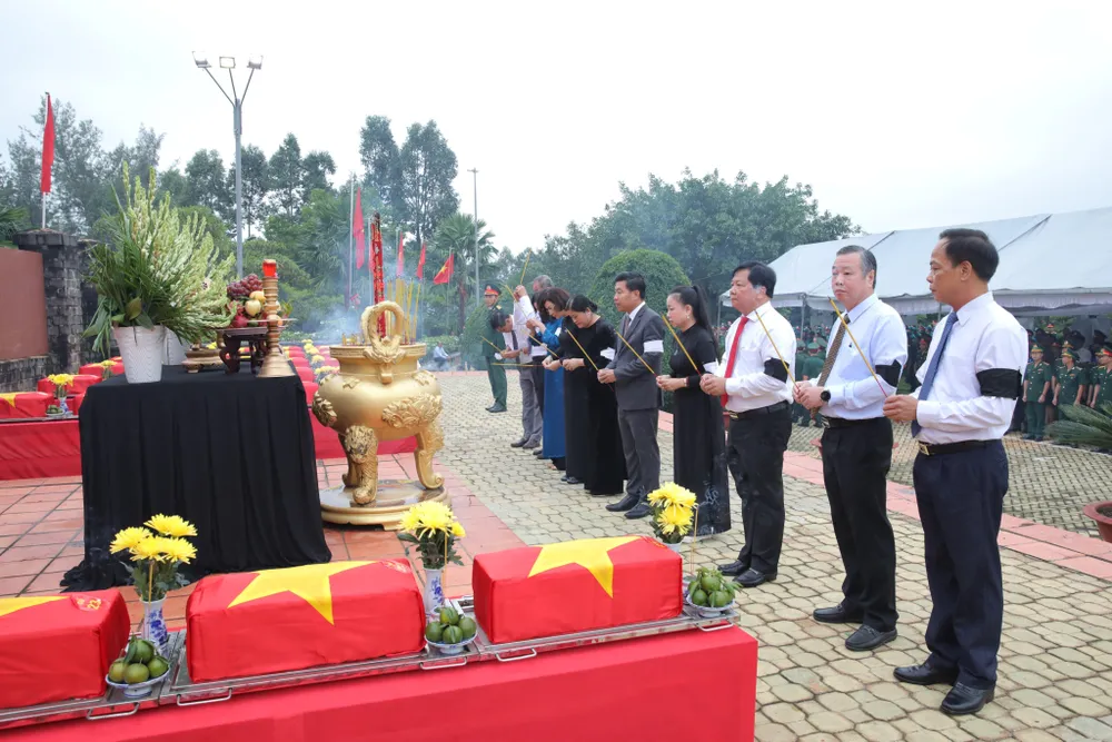 Lãnh đạo tỉnh Bình Phước thắp hương tri ân các anh hùng liệt sĩ Lãnh đạo tỉnh Bình Phước thắp hương tri ân các anh hùng liệt sĩ