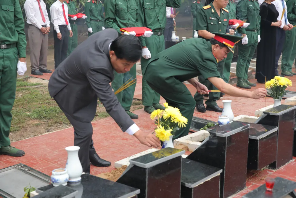 Lãnh đạo tỉnh Bình Phước thắp nhang tri ân lên phần mộ các liệt sĩ Lãnh đạo tỉnh Bình Phước thắp nhang tri ân lên phần mộ các liệt sĩ