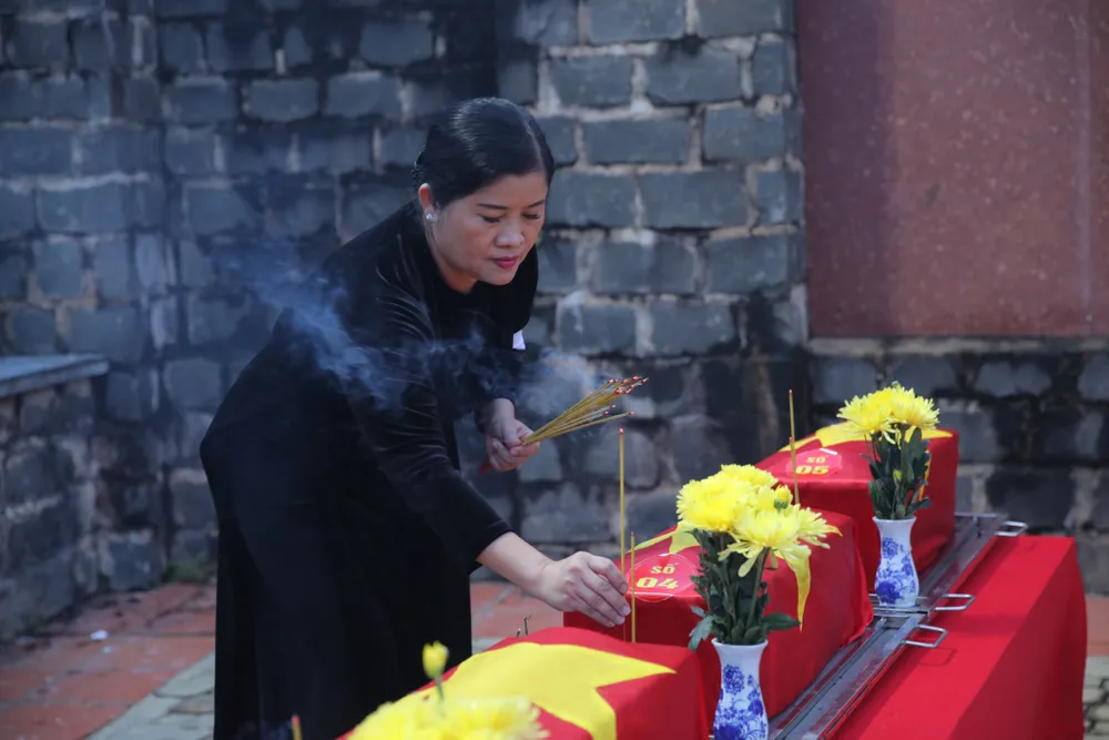 Lãnh đạo tỉnh Bình Phước thắp hương tri ân trên từng phần mộ liệt sĩ Lãnh đạo tỉnh Bình Phước thắp hương tri ân trên từng phần mộ liệt sĩ