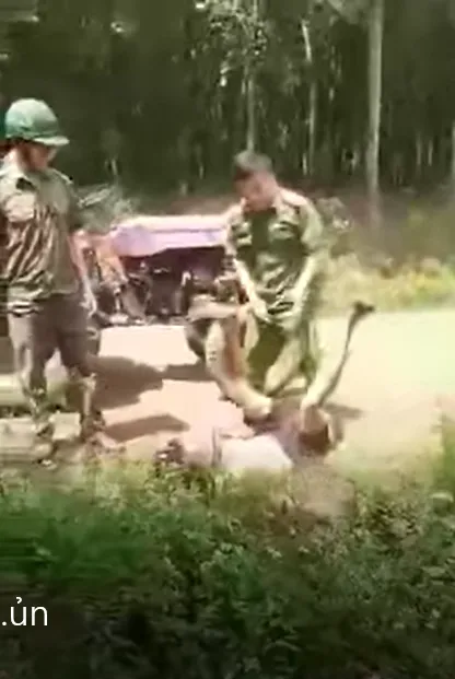 Hình ảnh ghi lại cảnh Trưởng công an xã Bình Sơn đánh người dân. Ảnh: Cắt từ clip Hình ảnh ghi lại cảnh Trưởng công an xã Bình Sơn đánh người dân. Ảnh: Cắt từ clip