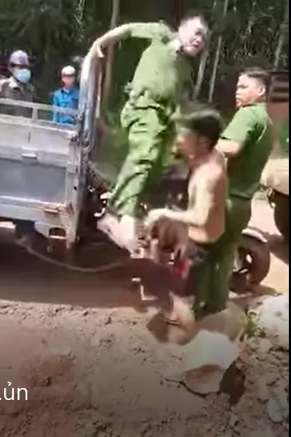 Hình ảnh ghi lại cảnh Trưởng công an xã Bình Sơn đánh người dân. Ảnh: Cắt từ clip
