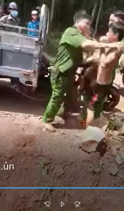 Hình ảnh ghi lại cảnh Trưởng công an xã Bình Sơn đánh người dân. Ảnh: Cắt từ clip