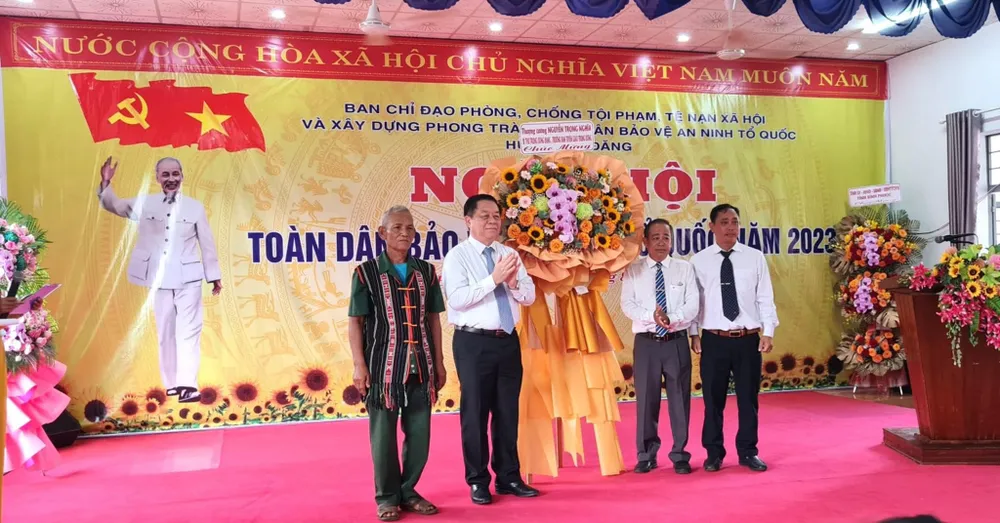 Đồng chí Nguyễn Trọng Nghĩa, Bí thư Trung ương Đảng, Trưởng Ban Tuyên giáo Trung ương (thứ 2 từ trái sang) tặng lẵng hoa chúc mừng ngày hội Đồng chí Nguyễn Trọng Nghĩa, Bí thư Trung ương Đảng, Trưởng Ban Tuyên giáo Trung ương (thứ 2 từ trái sang) tặng lẵng hoa chúc mừng ngày hội