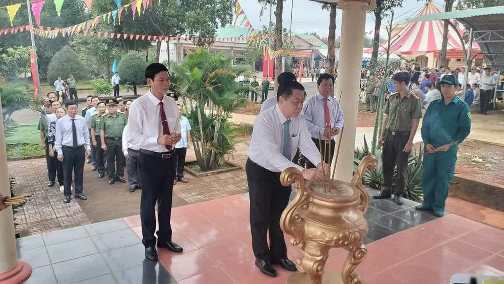 Bí thư Trung ương Đảng, Trưởng Ban Tuyên giáo Trung ương Nguyễn Trọng Nghĩa và các đại biểu dâng hương tại đài tưởng niệm xã Đoàn Kết, huyện Bù Đăng Bí thư Trung ương Đảng, Trưởng Ban Tuyên giáo Trung ương Nguyễn Trọng Nghĩa và các đại biểu dâng hương tại đài tưởng niệm xã Đoàn Kết, huyện Bù Đăng