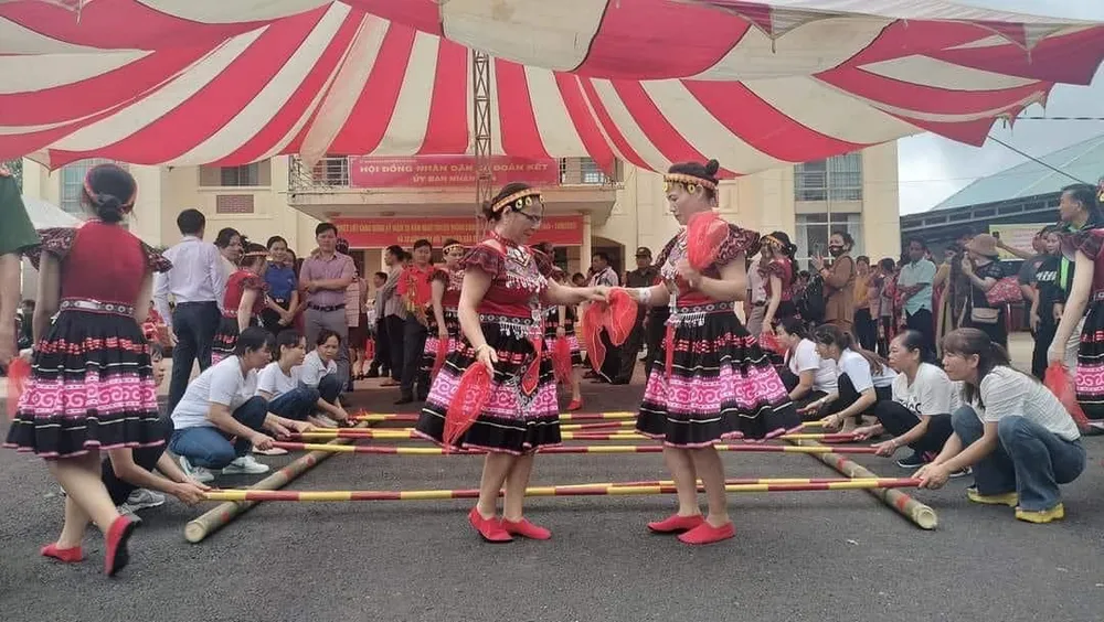 Một tiết mục văn nghệ tại ngày hội Một tiết mục văn nghệ tại ngày hội