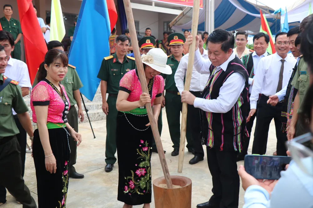 Bí thư Trung ương Đảng, Trưởng Ban Tuyên giáo Trung ương Nguyễn Trọng Nghĩa tham gia giã gạo cùng bà con địa phương tại ngày hội Bí thư Trung ương Đảng, Trưởng Ban Tuyên giáo Trung ương Nguyễn Trọng Nghĩa tham gia giã gạo cùng bà con địa phương tại ngày hội