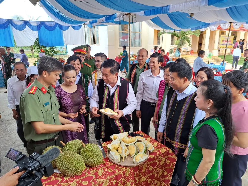 Các đại biểu thưởng thức sầu riêng của bà con địa phương tại ngày hội Các đại biểu thưởng thức sầu riêng của bà con địa phương tại ngày hội