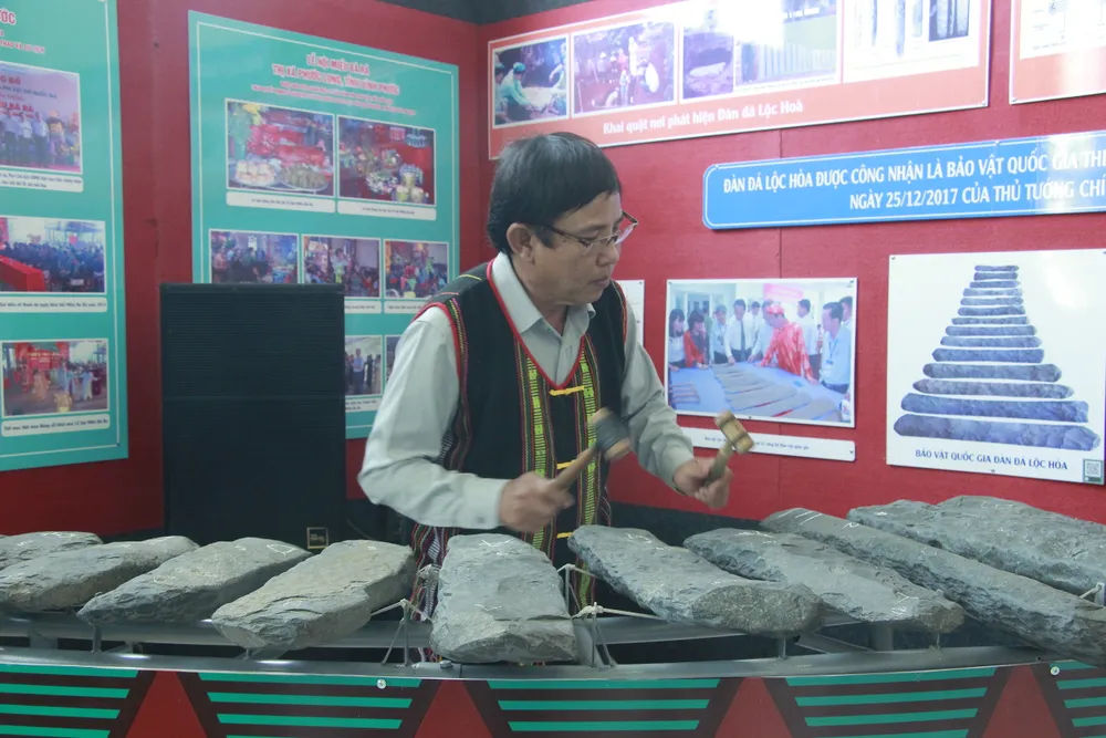 Nghệ nhân đồng bào dân tộc thiểu số tỉnh Bình Phước biểu diễn đàn đá bên lề hội nghị