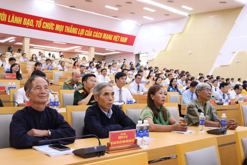 Các chức sắc tôn giáo, người có uy tín, già làng tiêu biểu trong đồng bào dân tộc thiểu số tham dự hội nghị