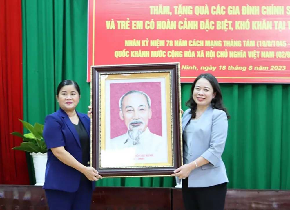 Phó Chủ tịch nước Võ Thị Ánh Xuân (bên phải) trao tặng bức chân dung Chủ tịch Hồ Chí Minh cho Đảng bộ, Chính quyền và nhân dân tỉnh Bình Phước