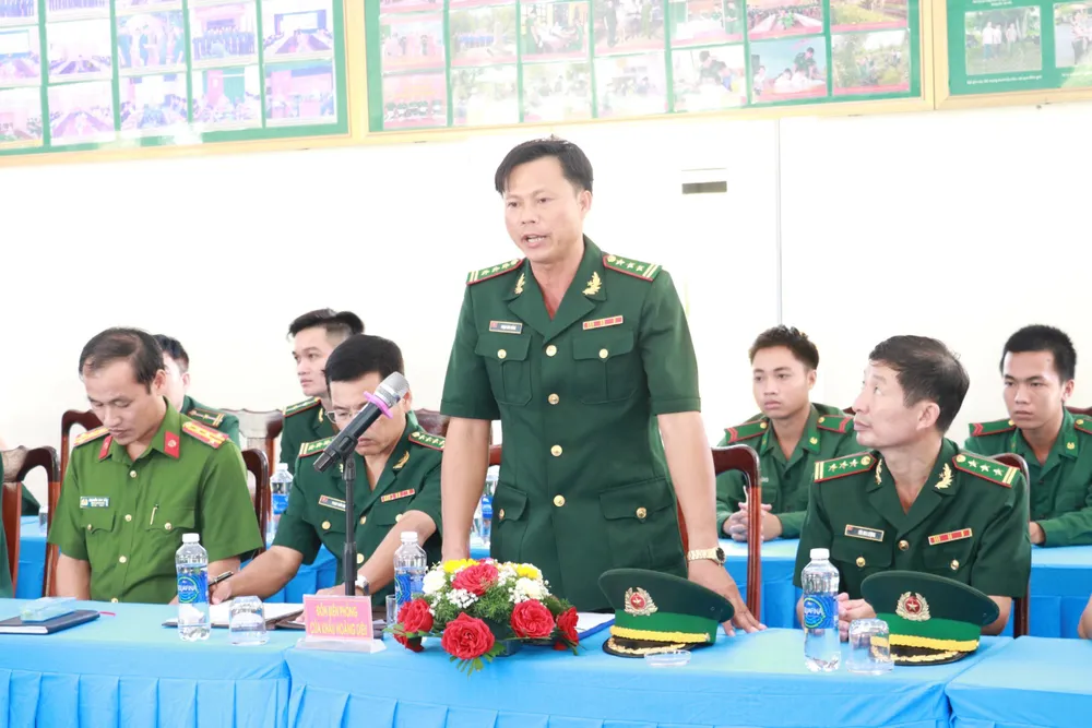 Lãnh đạo Đồn biên phòng cửa khẩu Hoàng Diệu báo cáo tình hình hoạt động của đơn vị với Phó Chủ tịch nước Võ Thị Ánh Xuân