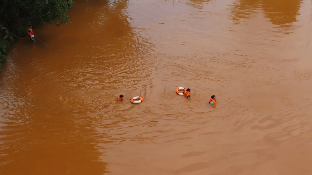 Cán bộ, chiến sĩ thuộc Phòng Cảnh sát PCCC và Cứu nạn cứu hộ Công an tỉnh Bình Phước đang nỗ lực tìm kiếm nam thanh niên Cán bộ, chiến sĩ thuộc Phòng Cảnh sát PCCC và Cứu nạn cứu hộ Công an tỉnh Bình Phước đang nỗ lực tìm kiếm nam thanh niên