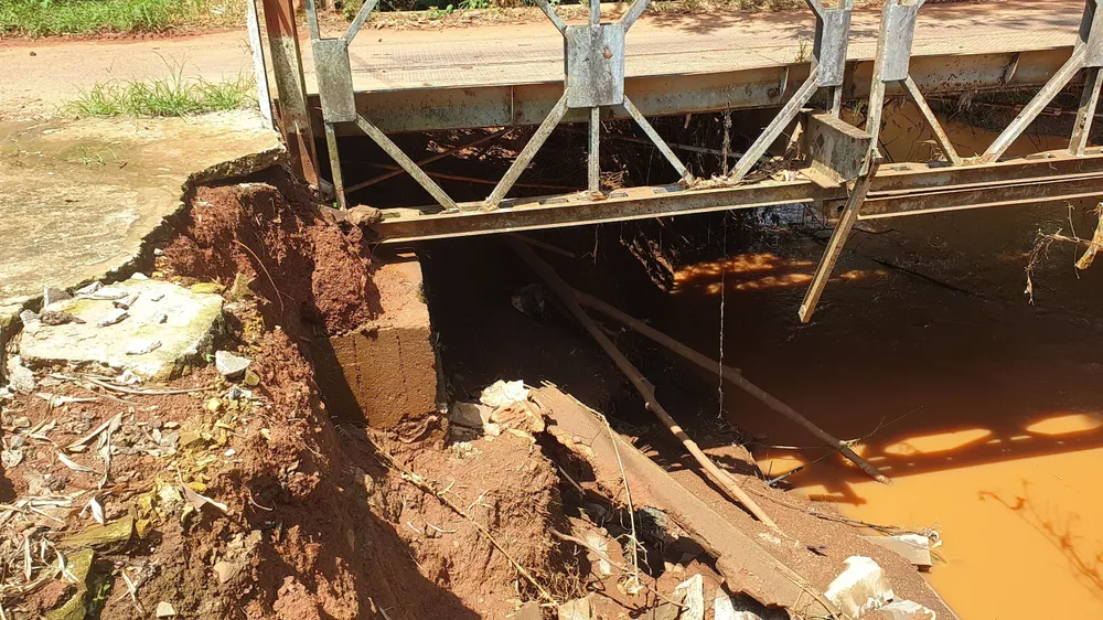 Chân cây cầu Suối Nhung bị sạt lở nghiêm trọng tiềm ẩn nguy cơ mất an toàn cho người dân di chuyển qua lại