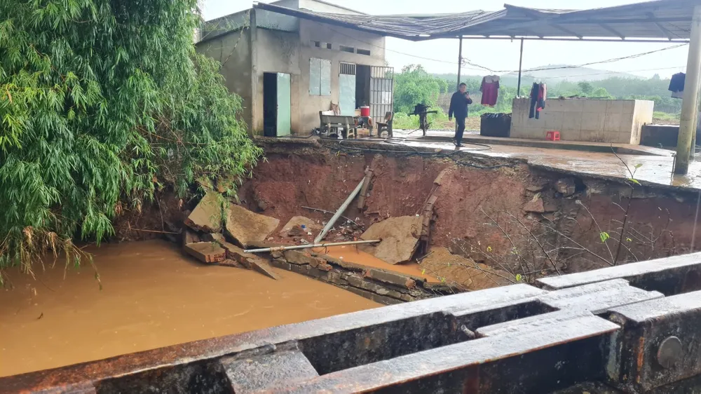 Một căn nhà bên dòng suối, sát cầu Suối Nhung bị sạt lở nghiêm trọng khiến người dân sống trong lo lắng