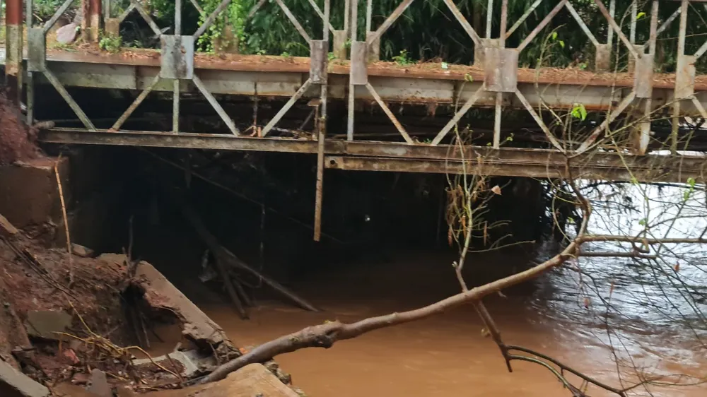 Nước mưa xói mòn làm từng mảng bê tông, đất đá bị sạt lở, rơi xuống lòng suối, khu vực chân cầu Suối Nhung