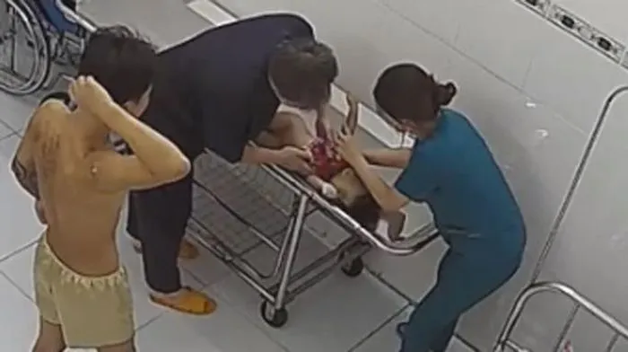 Cháu bé thời điểm được đưa đến cơ sở y tế cấp cứu. Ảnh: CACC