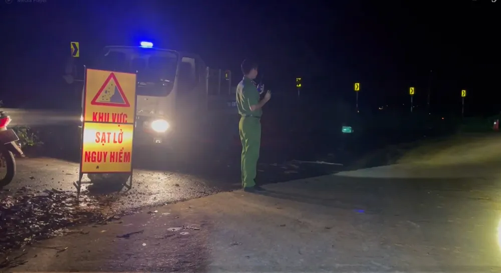 Công an túc trực để đảm bảo an toàn cho các phương tiện lưu thông qua khu vực sạt lở Công an túc trực để đảm bảo an toàn cho các phương tiện lưu thông qua khu vực sạt lở