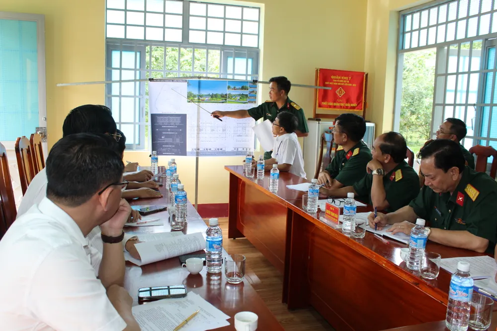 Cán bộ phụ trách thuyết minh bản thiết kế các hạng mục công trình với đoàn khảo sát