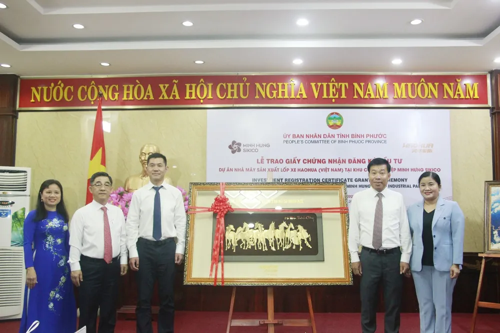 Chủ đầu tư (bên trái) trao quà lưu niệm cho lãnh đạo tỉnh Bình Phước tại buổi lễ Chủ đầu tư (bên trái) trao quà lưu niệm cho lãnh đạo tỉnh Bình Phước tại buổi lễ