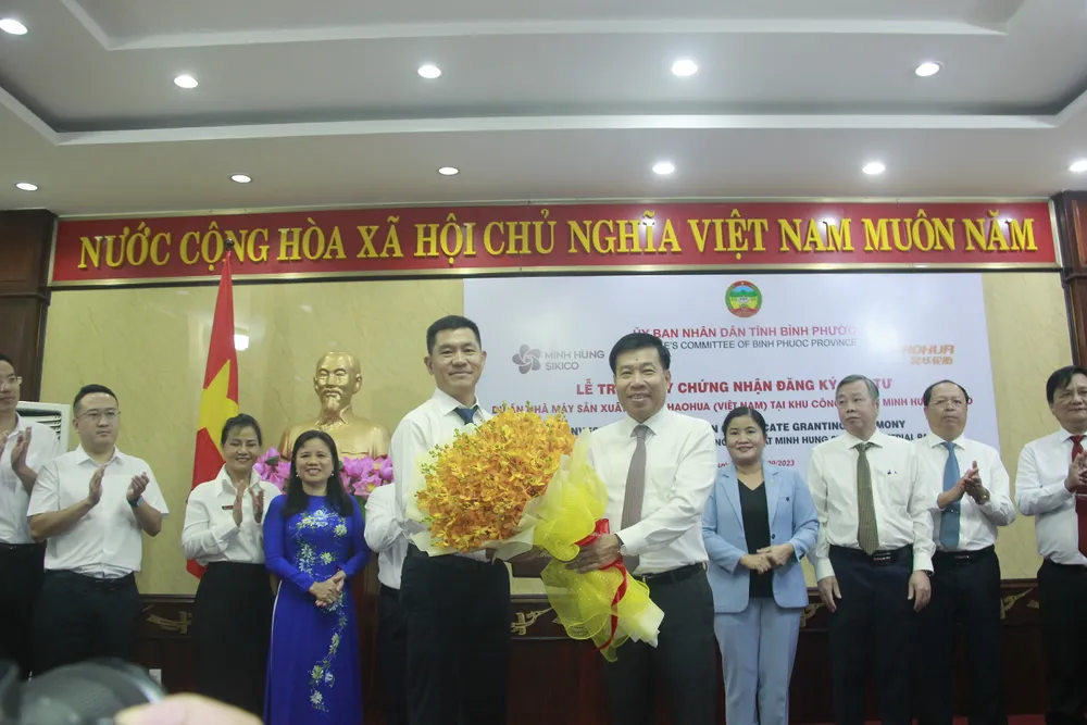 Bí thư Tỉnh ủy Bình Phước Nguyễn Mạnh Cường (bên phải) tặng hoa chúc mừng nhà đầu tư Bí thư Tỉnh ủy Bình Phước Nguyễn Mạnh Cường (bên phải) tặng hoa chúc mừng nhà đầu tư