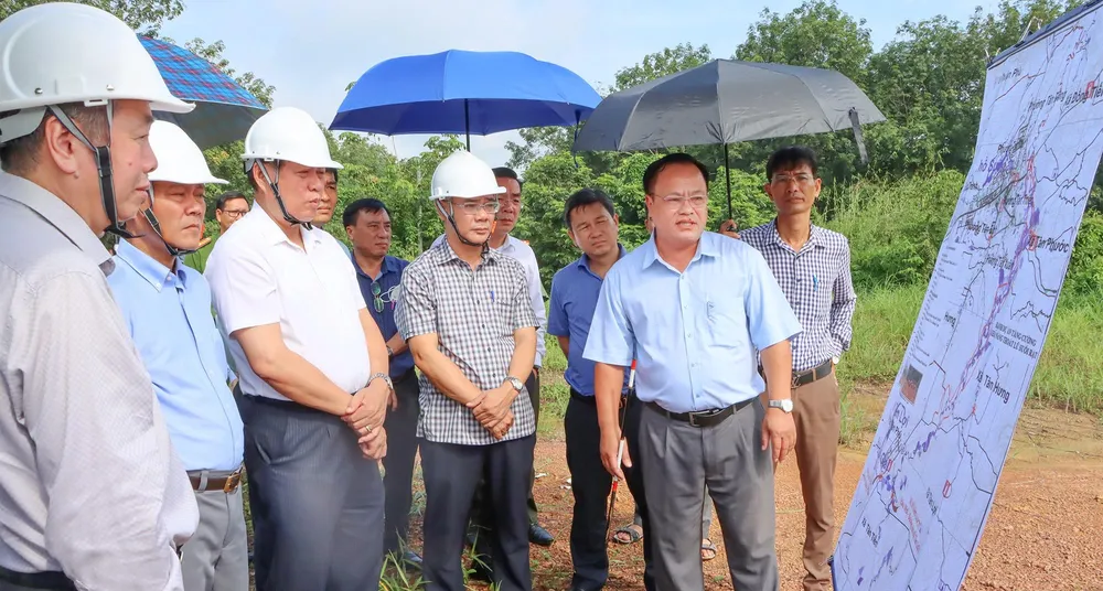 Các thành viên Đoàn công tác kiểm tra thực địa tại khu vực cầu Suối Rạt, xã Tân Lợi, huyện Đồng Phú Các thành viên Đoàn công tác kiểm tra thực địa tại khu vực cầu Suối Rạt, xã Tân Lợi, huyện Đồng Phú
