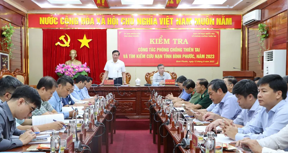 Thứ trưởng Bộ Y tế, thành viên Ban Chỉ đạo quốc gia về phòng chống thiên tai Đỗ Xuân Tuyên phát biểu tại buổi làm việc Thứ trưởng Bộ Y tế, thành viên Ban Chỉ đạo quốc gia về phòng chống thiên tai Đỗ Xuân Tuyên phát biểu tại buổi làm việc