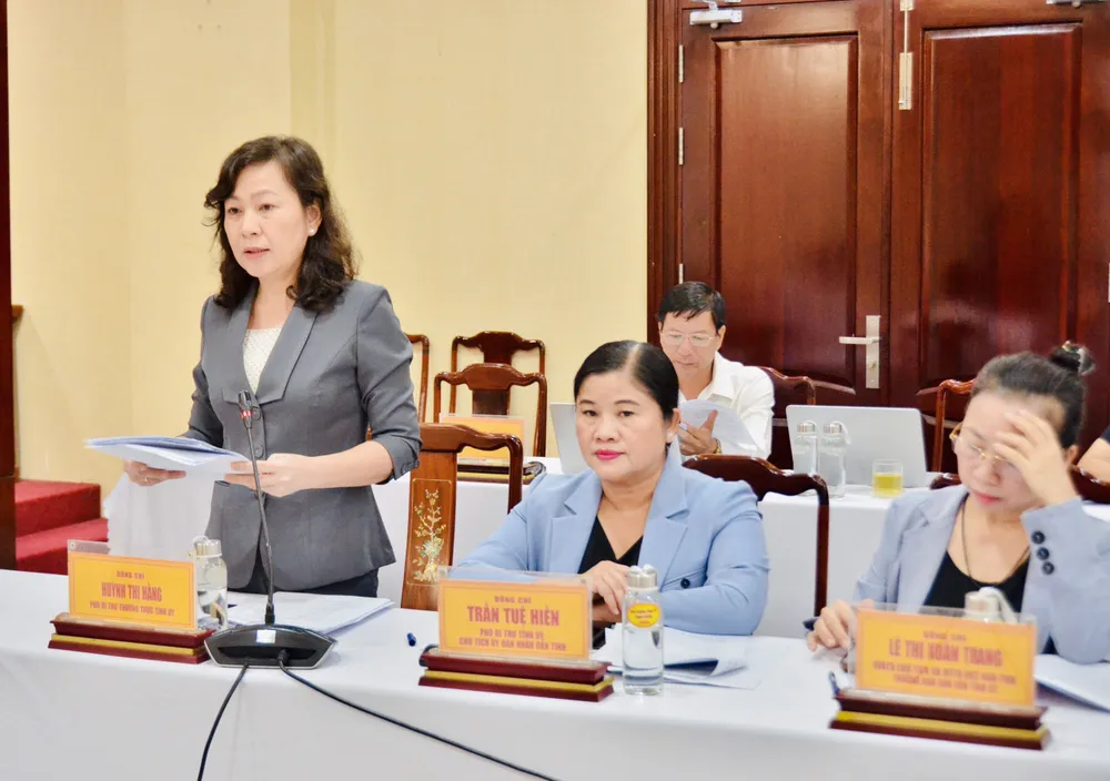 Phó Bí thư Thường trực Tỉnh ủy, Chủ tịch HĐND tỉnh Huỳnh Thị Hằng báo cáo với đoàn công tác tại hội nghị Phó Bí thư Thường trực Tỉnh ủy, Chủ tịch HĐND tỉnh Huỳnh Thị Hằng báo cáo với đoàn công tác tại hội nghị