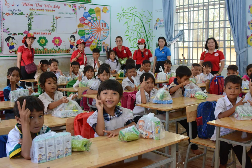 Tặng quà cho các em học sinh tại chương trình