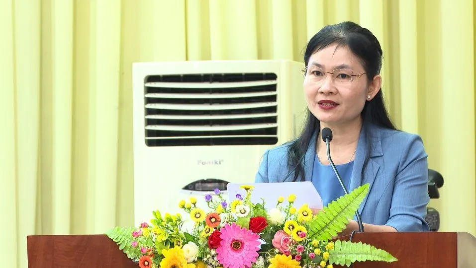 Bà Tôn Ngọc Hạnh, Phó Chủ tịch Hội Liên hiệp Phụ nữ Việt Nam phát biểu tại chương trình