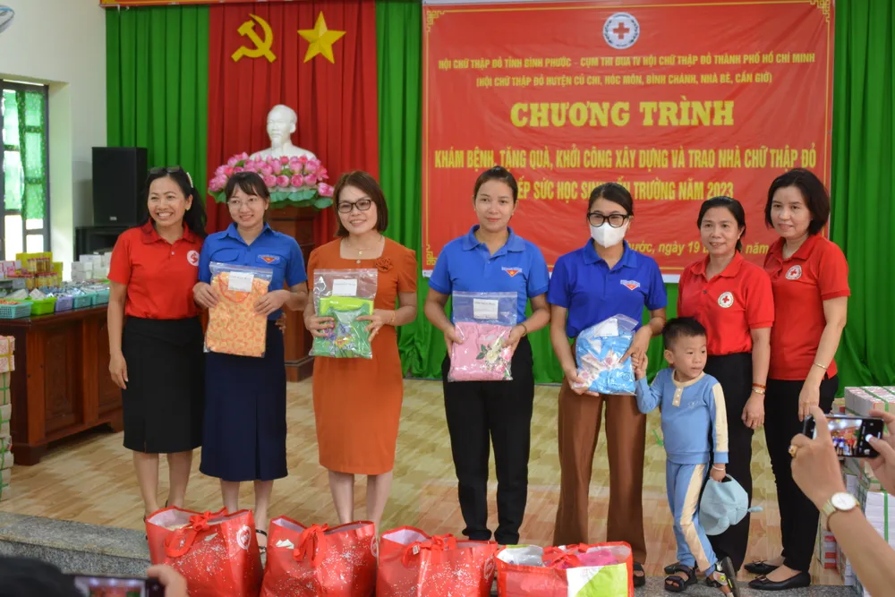 Tặng quà cho các giáo viên tại chương trình