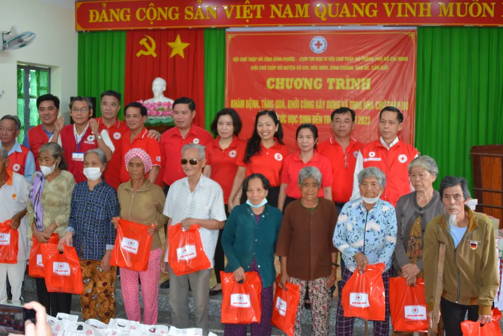 Tặng quà cho đồng bào khó khăn tại chương trình