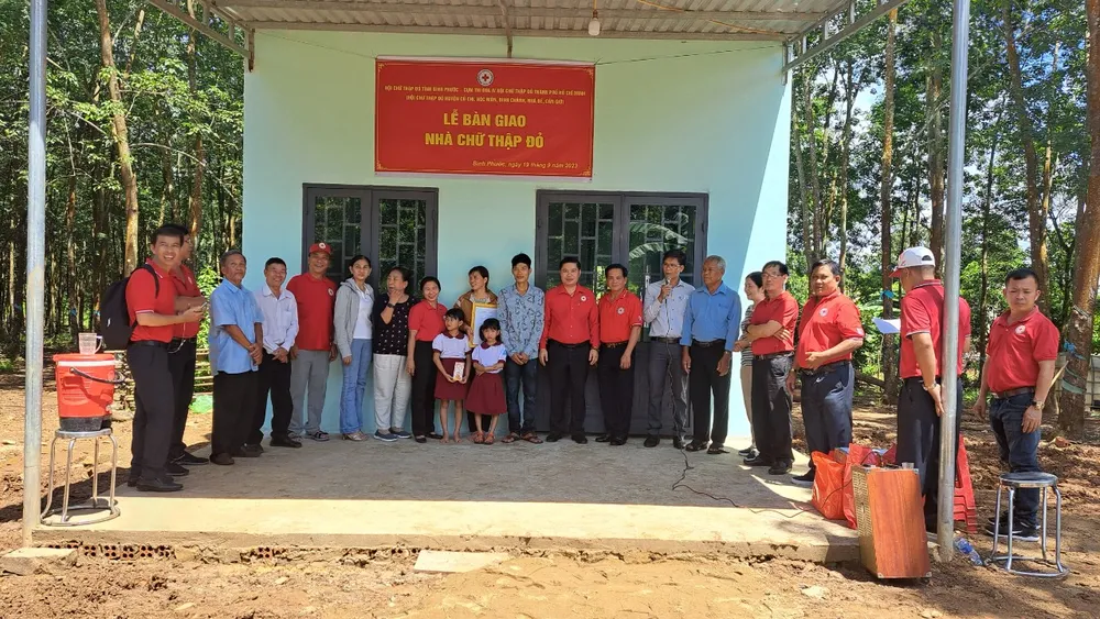 Bàn giao nhà Chữ thập đỏ cho hộ ông Nông Văn Thực, ngụ thôn Hai Căn, xã Phú Nghĩa, huyện Bù Gia Mập