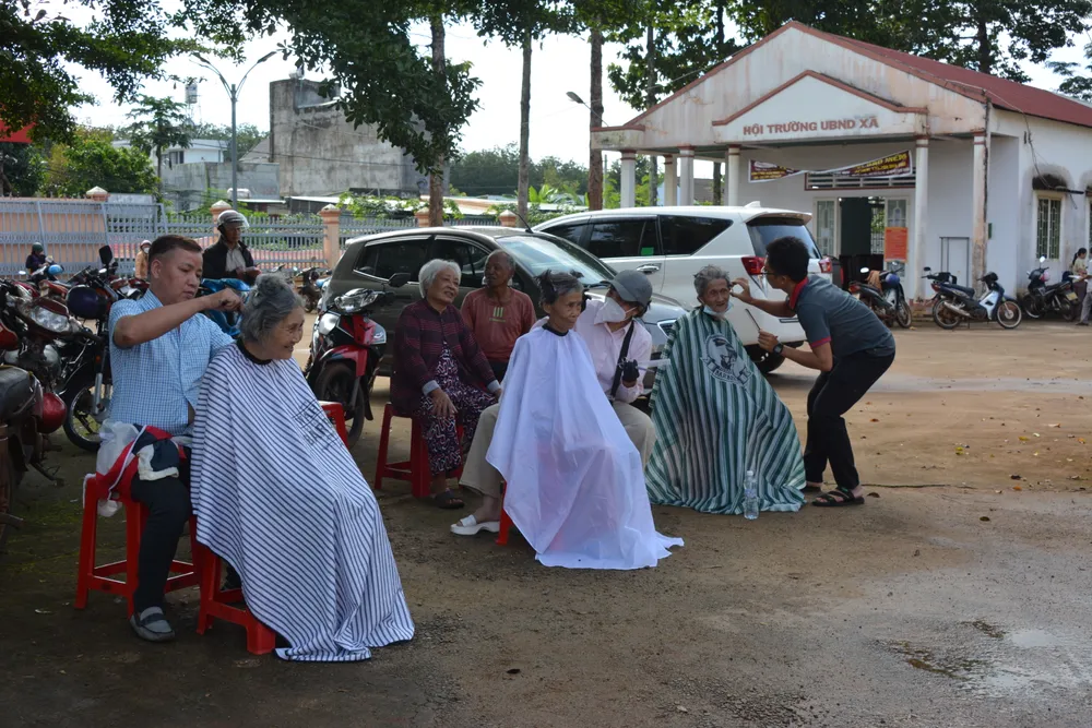 Cắt tóc miễn phí cho bà con tại chương trình