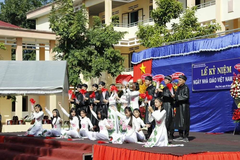 Học sinh Trường THPT chuyên Quang Trung, TP Đồng Xoài, tỉnh Bình Phước, trong một tiết mục văn nghệ chào mừng Ngày Nhà giáo Việt Nam Học sinh Trường THPT chuyên Quang Trung, TP Đồng Xoài, tỉnh Bình Phước, trong một tiết mục văn nghệ chào mừng Ngày Nhà giáo Việt Nam