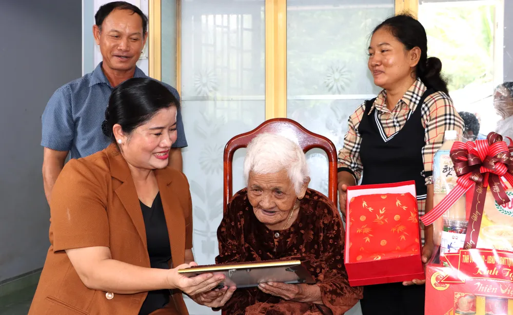 Chủ tịch UBND tỉnh Bình Phước Trần Tuệ Hiền trao tặng thiệp mừng, vải lụa của Chủ tịch nước cho cụ Thị Me, xã Lộc Hưng, huyện Lộc Ninh, tròn 100 tuổi