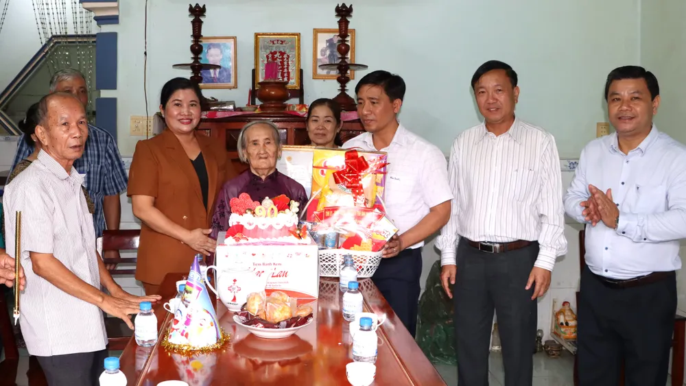 Chủ tịch UBND tỉnh Bình Phước và đoàn công tác thăm, chúc mừng và tặng quà cụ Nguyễn Thị Kiểu, xã Lộc Hưng