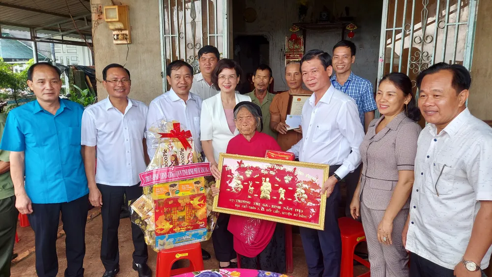 Bà Trần Tuyết Minh, Phó Chủ tịch UBND tỉnh Bình Phước thăm, chúc thọ cụ Trương Thị Gia, ở thôn 7, xã Đức Liễu, huyện Bù Đăng, tròn 100 tuổi