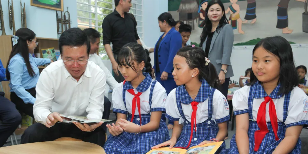 Chủ tịch nước Võ Văn Thưởng thăm hỏi việc học tập của học sinh Trường Tiểu học Tân Xuân C, phường Tân Xuân, TP Đồng Xoài