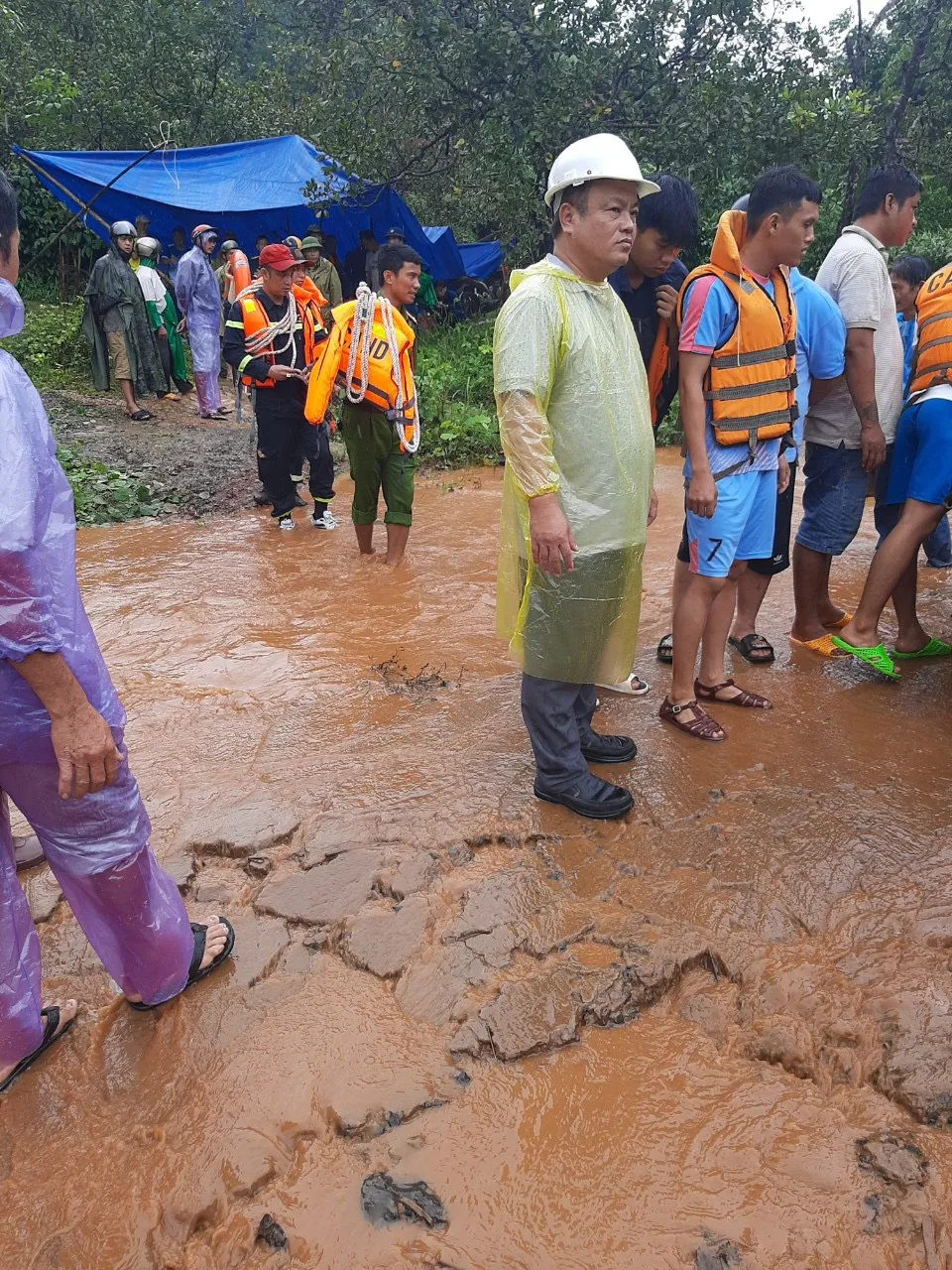 Các lực lượng chức năng có mặt tại hiện trường để tìm kiếm nạn nhân
