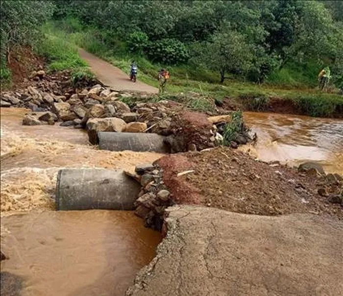 Hiện trường tuyến đường băng qua suối Lạnh bị nước lũ cuốn trôi Hiện trường tuyến đường băng qua suối Lạnh bị nước lũ cuốn trôi
