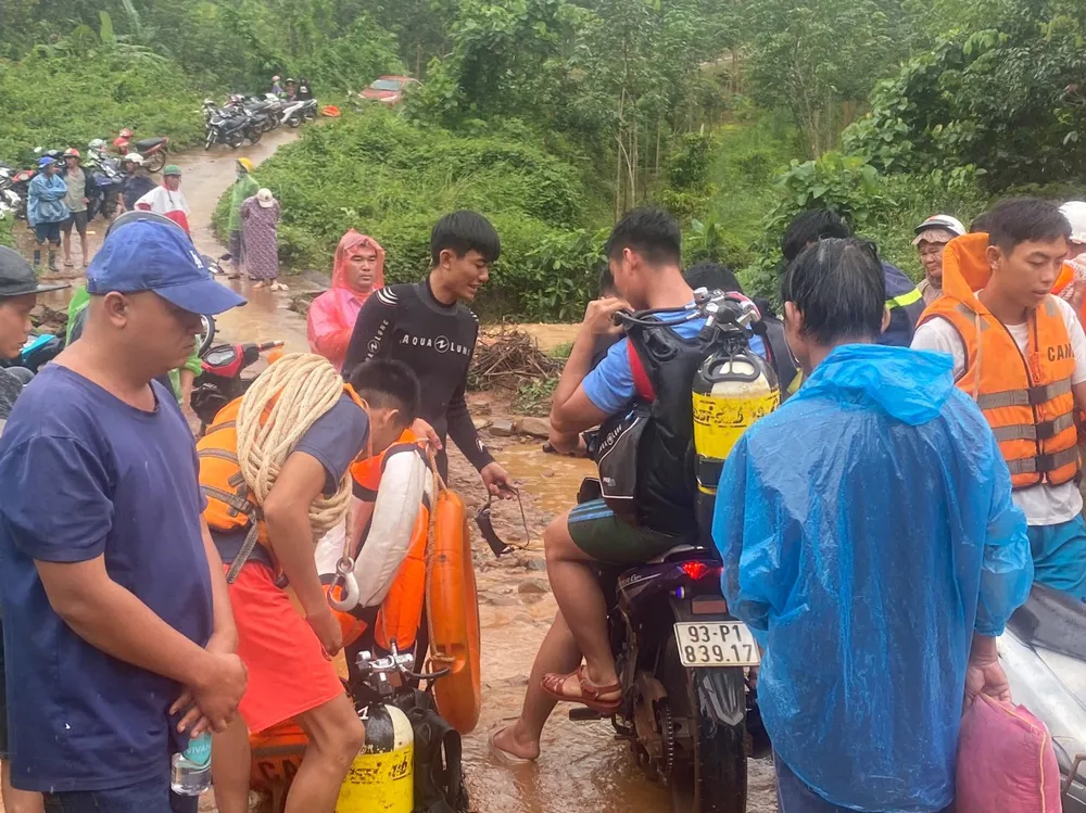 Các lực lượng có mặt tại hiện trường để tìm kiếm nạn nhân