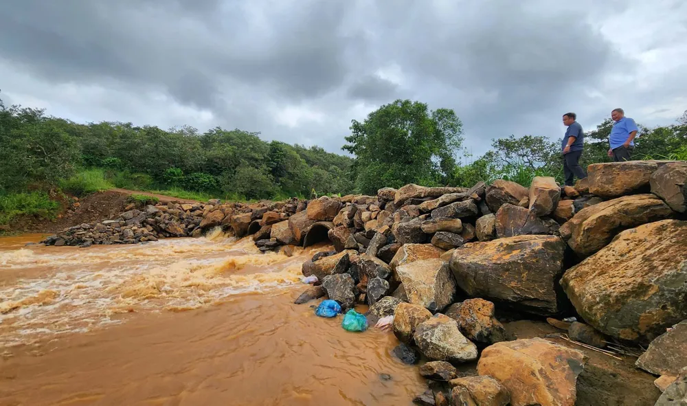 Tuyến đường băng qua suối Lạnh được sửa chữa tạm cho người dân qua lại Tuyến đường băng qua suối Lạnh được sửa chữa tạm cho người dân qua lại