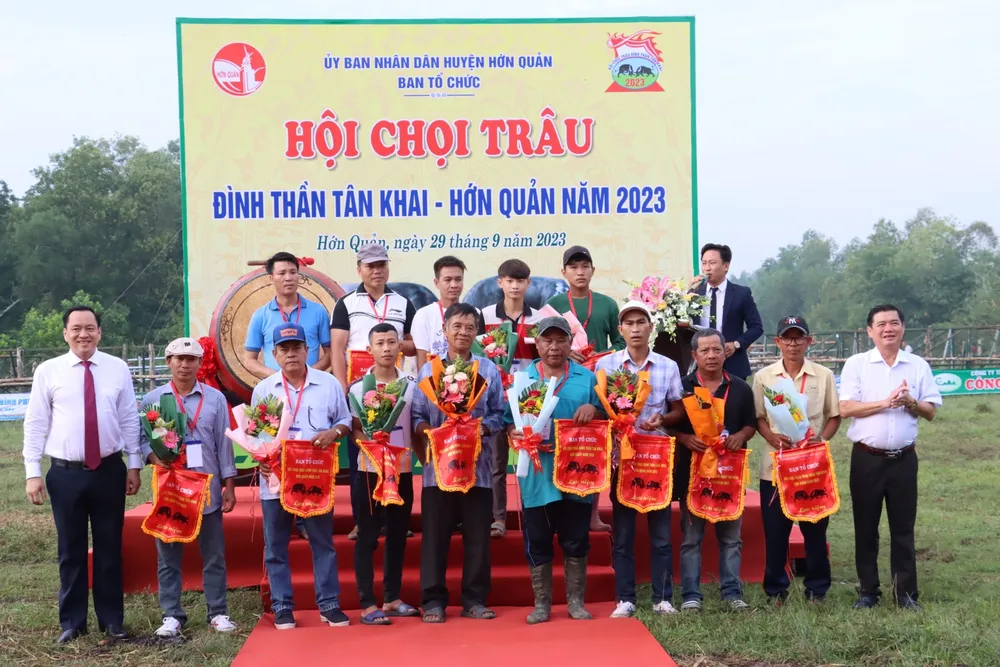 Ban tổ chức trao cờ lưu niệm cho các chủ trâu, đơn vị có "ông trâu" tham gia hội chọi trâu Ban tổ chức trao cờ lưu niệm cho các chủ trâu, đơn vị có "ông trâu" tham gia hội chọi trâu