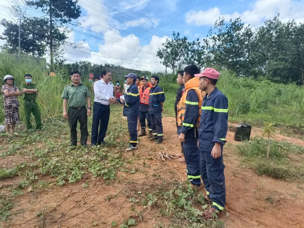 Chủ tịch UBND huyện Bù Đăng Vũ Văn Mười thăm hỏi, động viên, hỗ trợ lực lượng cứu nạn cứu hộ sau khi tìm thấy thi thể nạn nhân Chủ tịch UBND huyện Bù Đăng Vũ Văn Mười thăm hỏi, động viên, hỗ trợ lực lượng cứu nạn cứu hộ sau khi tìm thấy thi thể nạn nhân